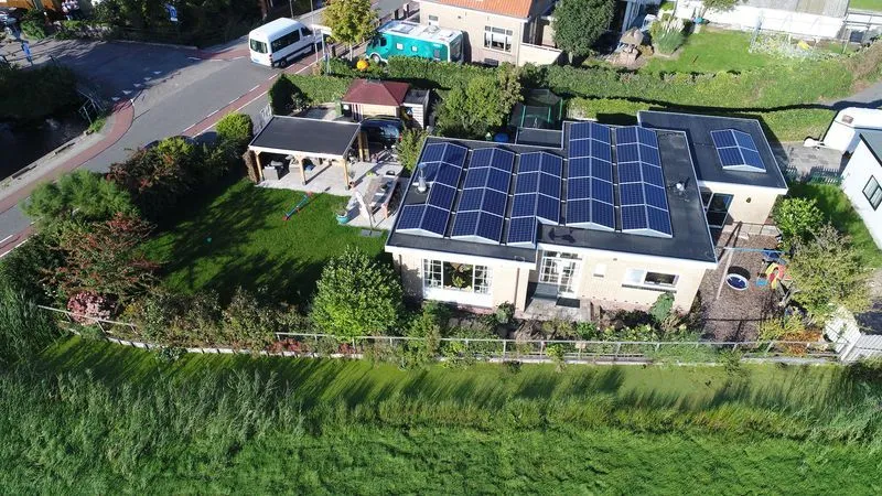 Zonnepanelen geïnstalleerd door De Duurzaamste Bouwer in Oostzaan